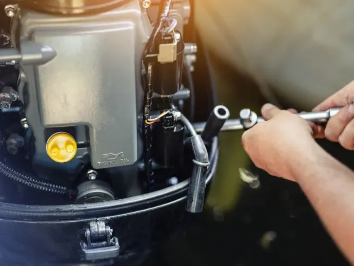 Mekaniker arbetar med en motor