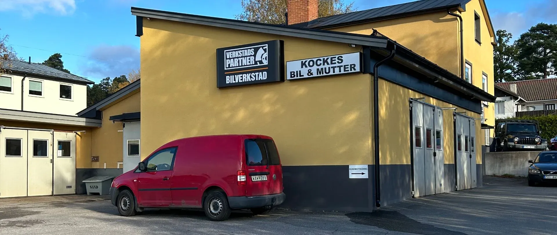 Verkstaden med skylten Kockes Bil & Mutter på Viggbyholmsvägen 73 i Täby