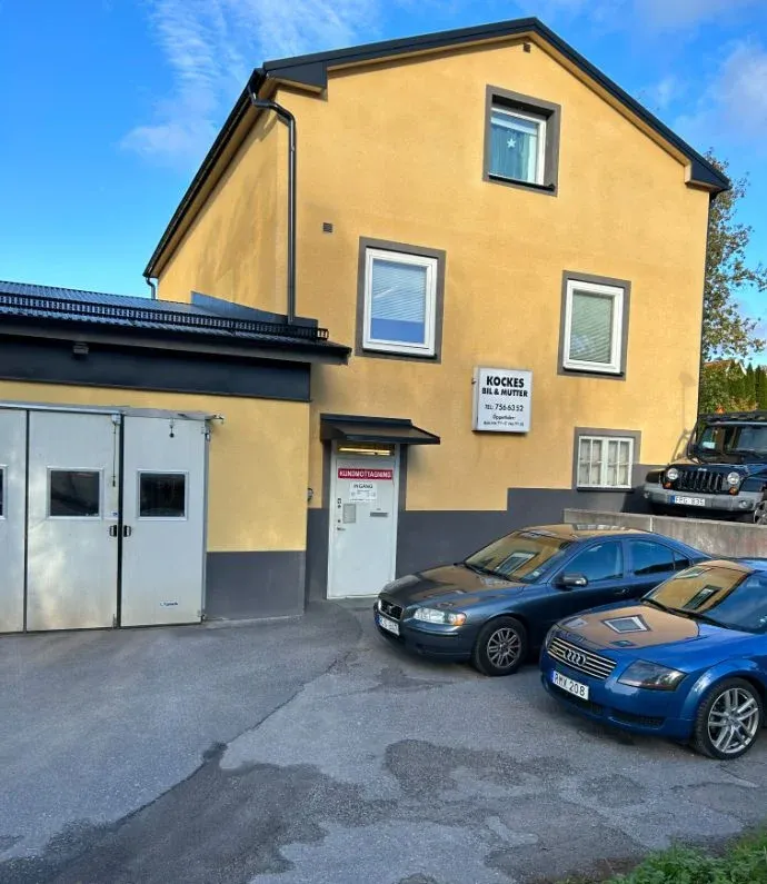 Verkstaden på Viggbyholmsvägen 73 i Täby med ingången till kundmottagningen